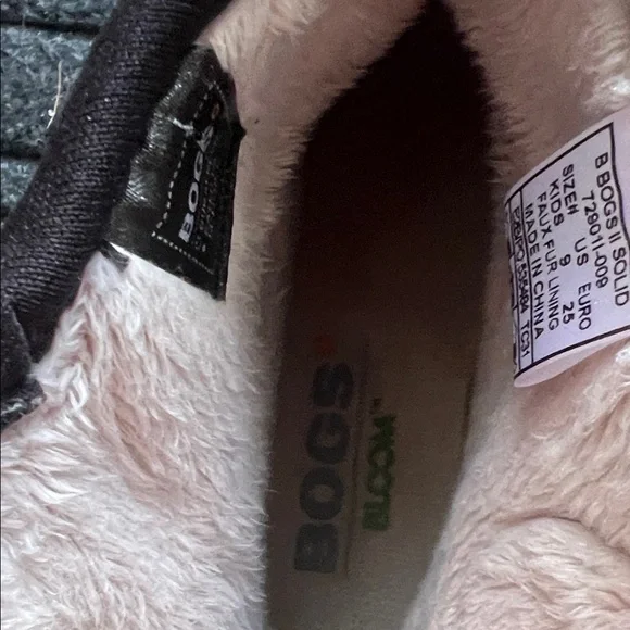 Bogs Black Kids Boots - Picture 10 of 13